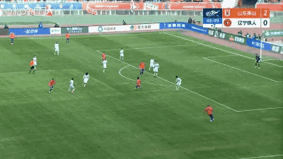 谢文能穿上7号球衣以后涨球了，第一个进球就是不停球射门（图二），往前带一步可能就
