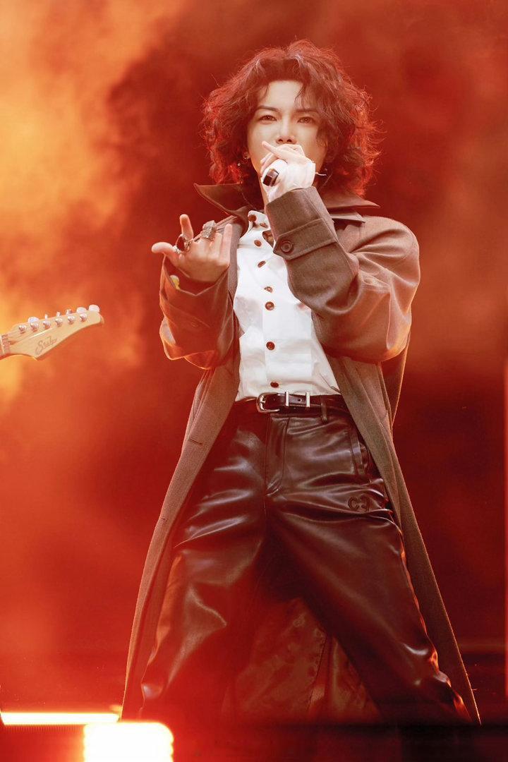 华晨宇说团队开始找新场地了华晨宇称今年一定会开火星演唱会 他说“今年一定会开”的