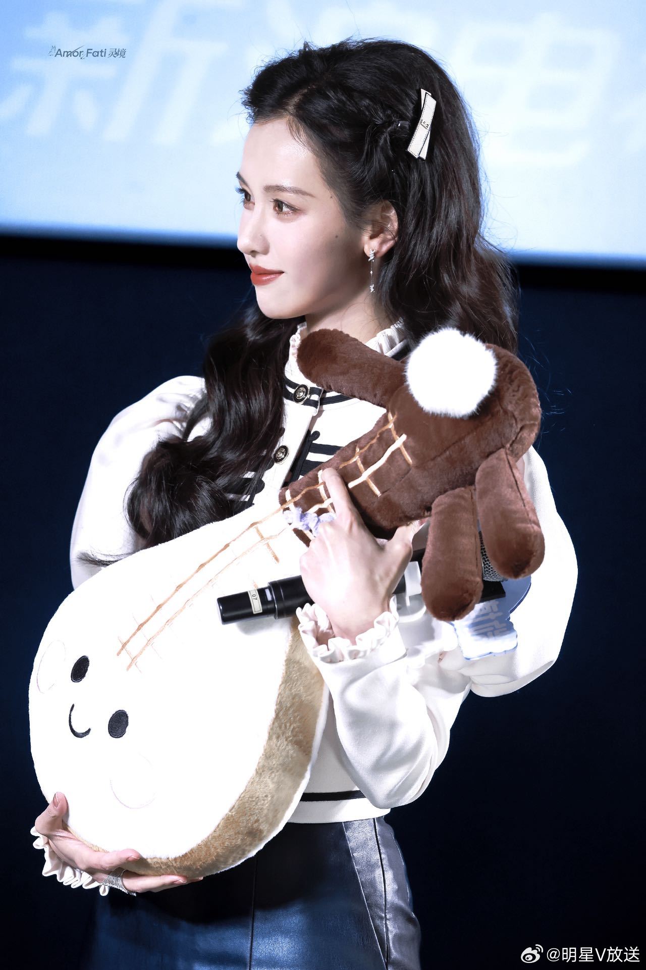 陈都灵骑士公主装 今天的如此之美萌，公主头加上骑士装，是公主又是王子，小巧思被我