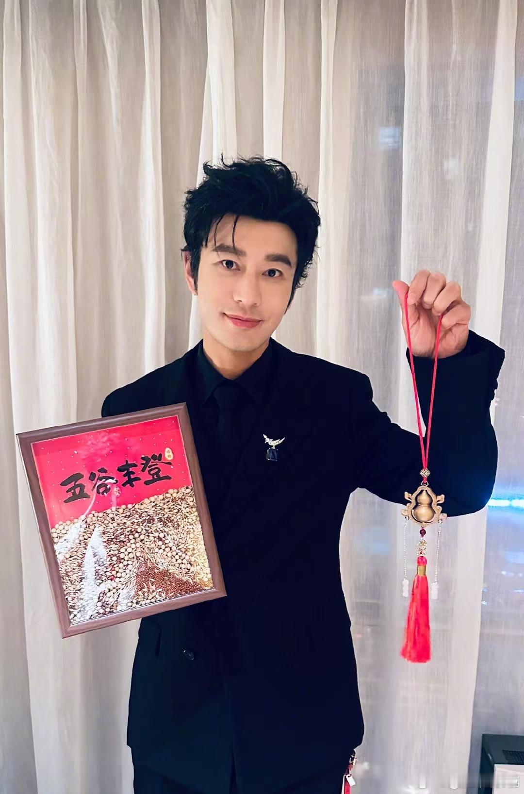 黄晓明在线辟谣输了十个亿 黄晓明在福建拍戏的日常看似平凡，却被网友误传“输了10