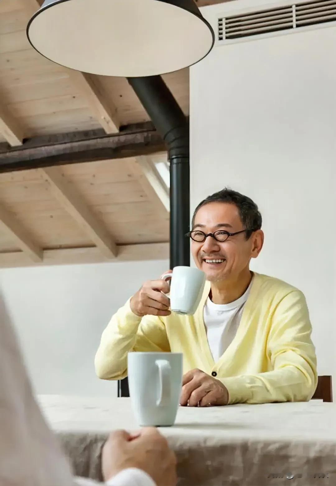 小区里的这位大叔，活得才是真正的人间清醒。

大叔今年62岁了，之前是做房地产工