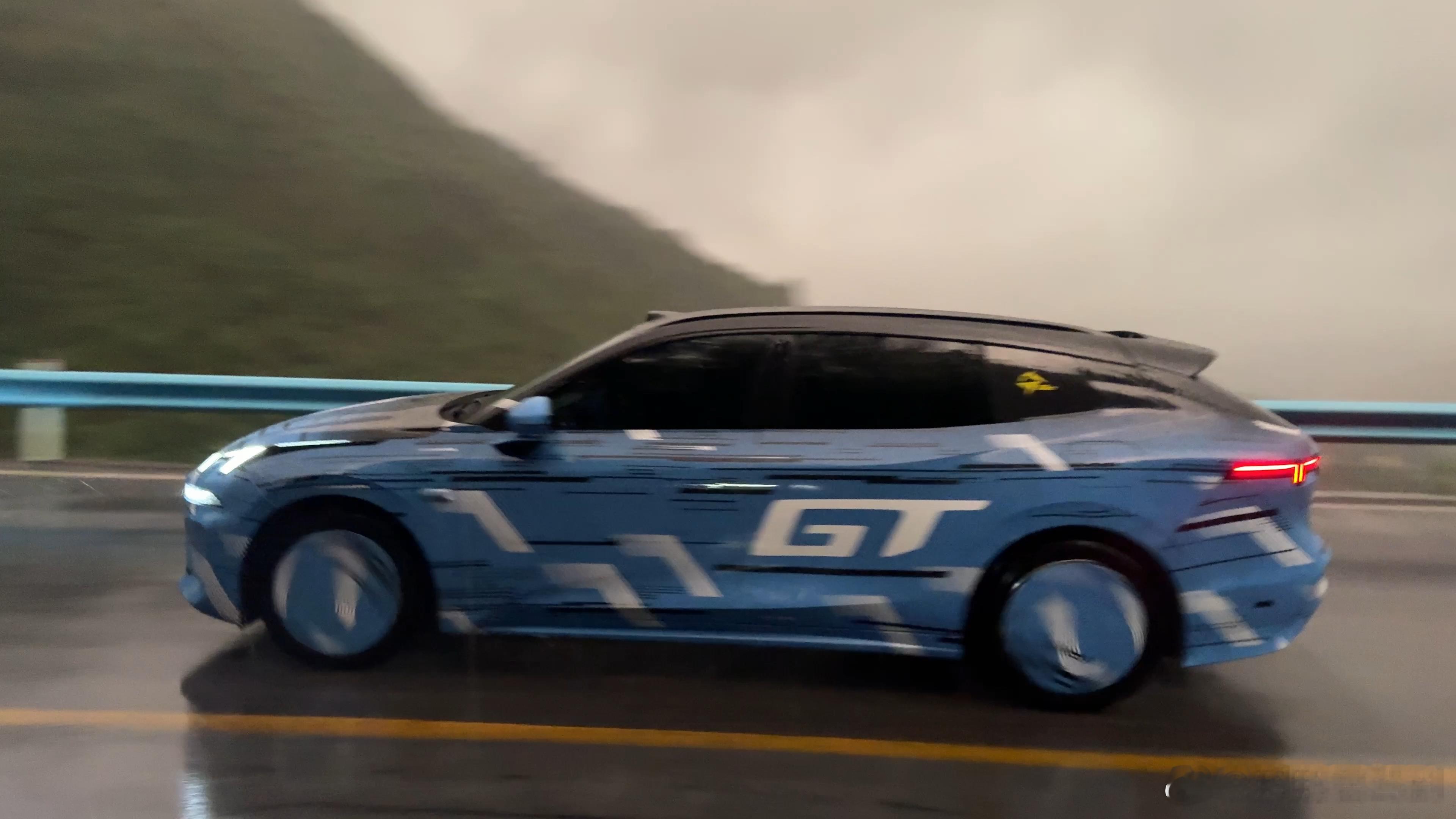 偶遇山路测试的伪装新车，瞬间被圈粉。放弃封闭赛道的安逸环境，选择贵州最具挑战的盘