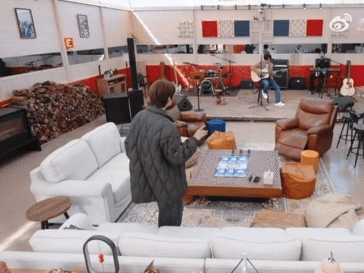 张远随时随地大小扭 新歌魅力无限，别人做事他扭动，这欢快劲儿，唱跳歌手实锤 