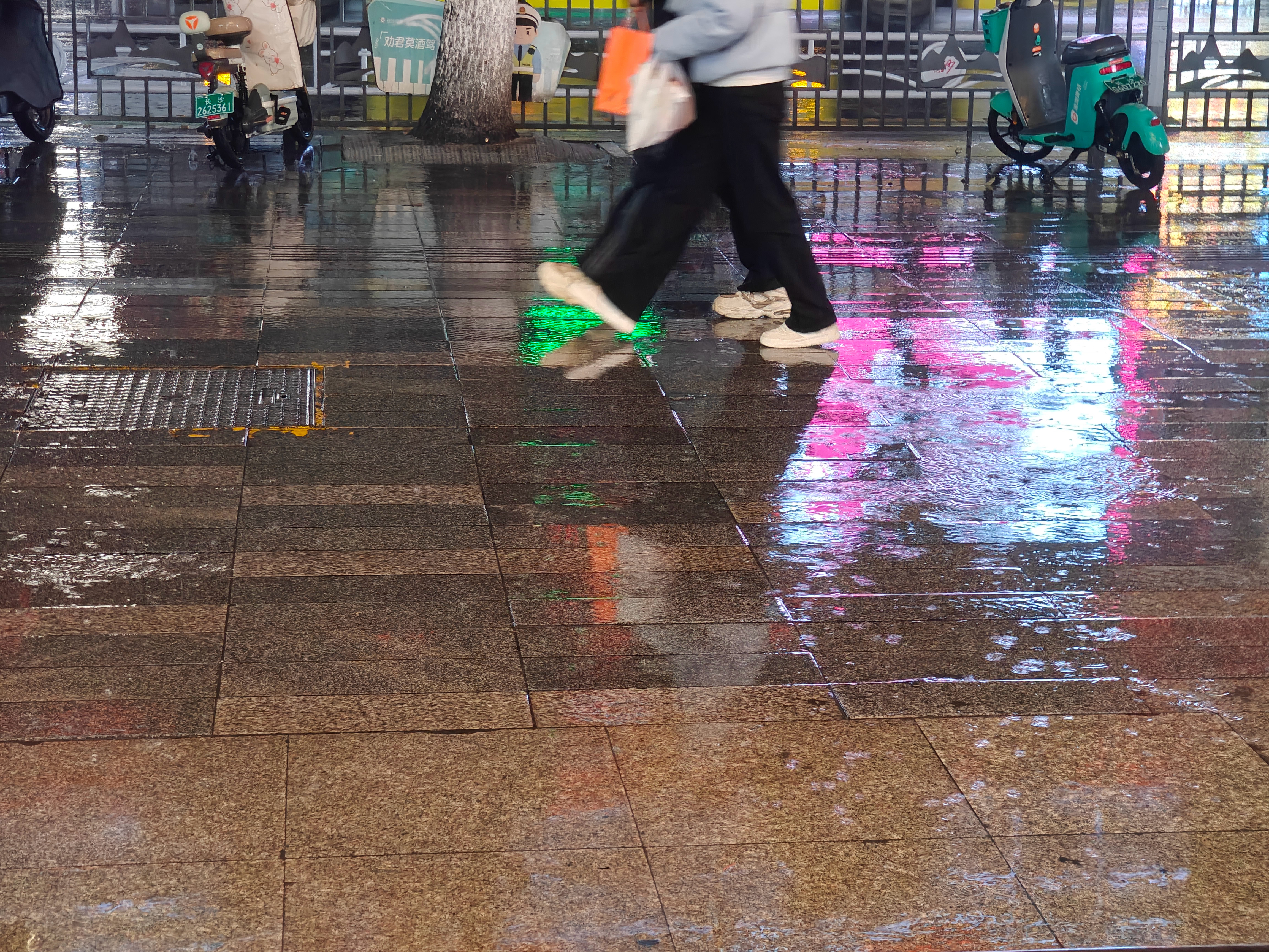 下雨了下雨了，好大的雨。出门记得带伞～  ​​​