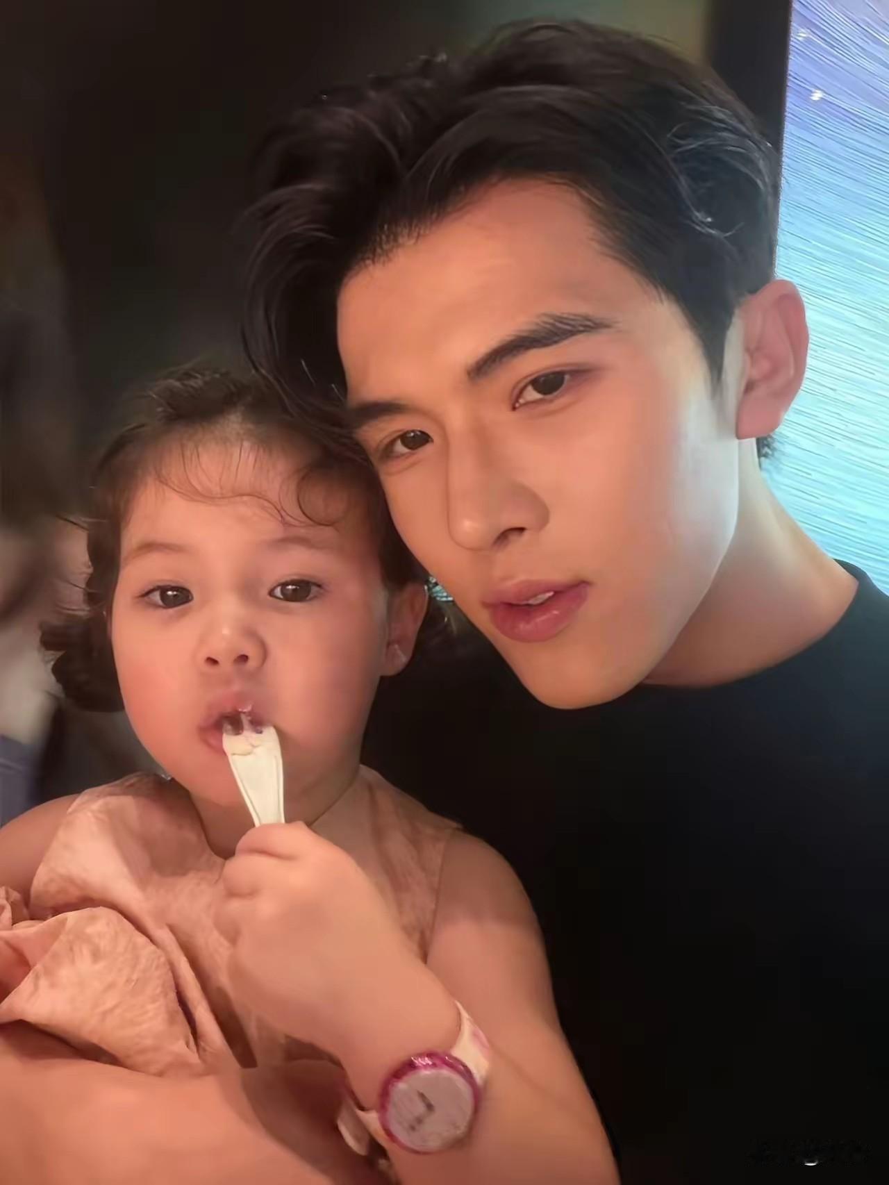 韩安冉和宋浩然居然同框给女儿优米庆生了！说实话挺意外的，之前闹得那么僵，全网都以