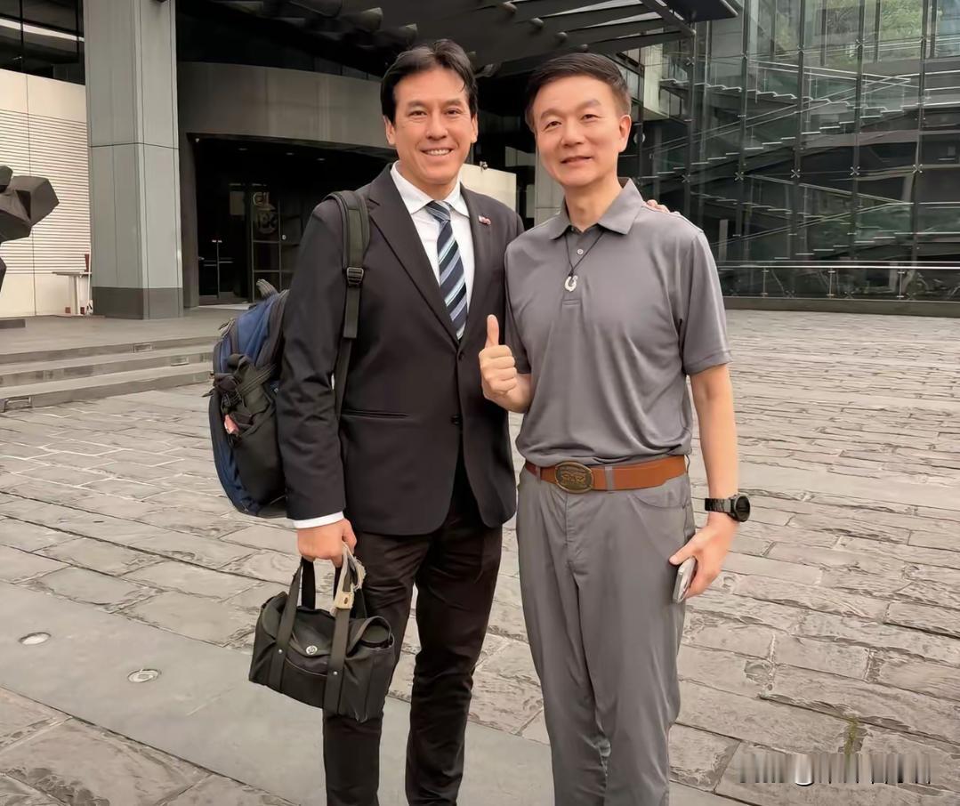 这两个终究公开同流合污了，天气这么热黄暐翰衣服还穿那么多

“一颗飞弹命中率70