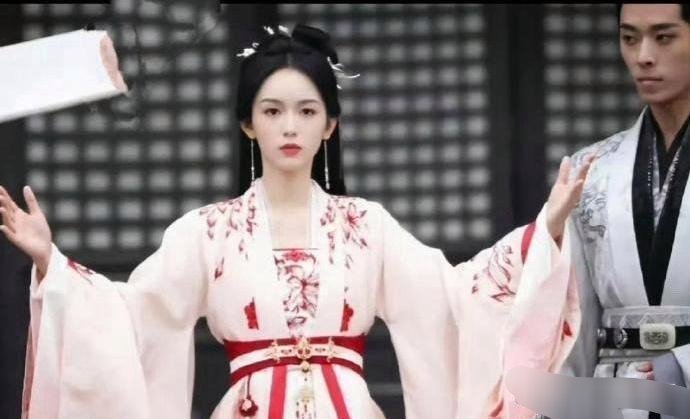 新浪娱乐[超话]  男女主像是两个图层的 