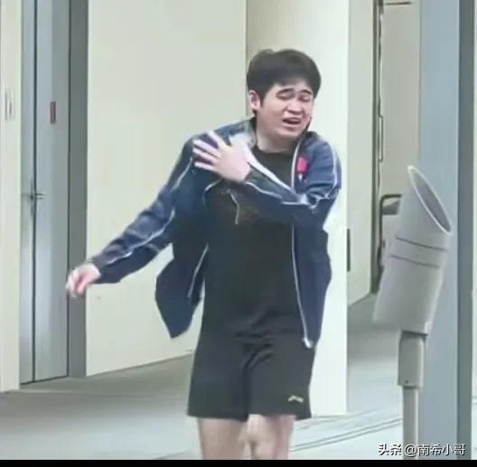 看来这一次林诗栋伤的不轻，
连续错过冠军赛和世界杯，
不知道下个月的伦敦世乒赛能