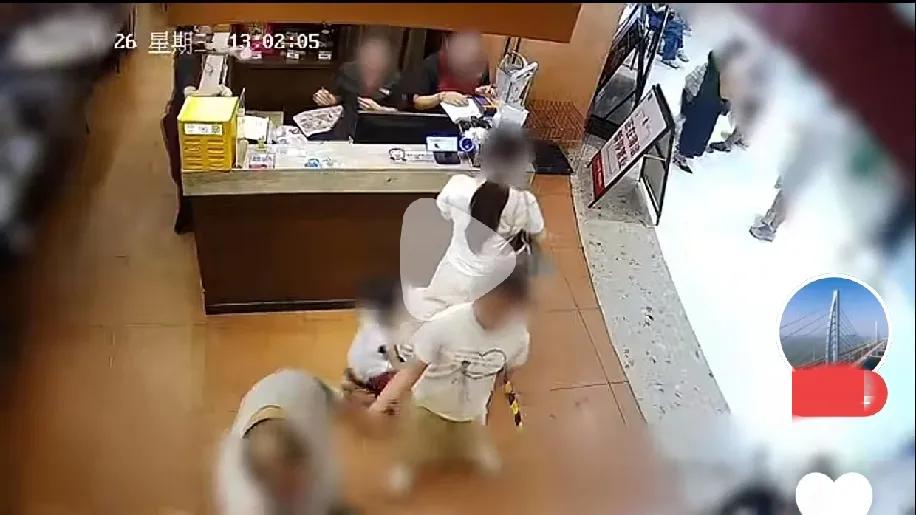 某位女子被4岁的小男孩碰到了大腿，吓得花容失色，抓住小男孩要求其父母道歉!小男孩