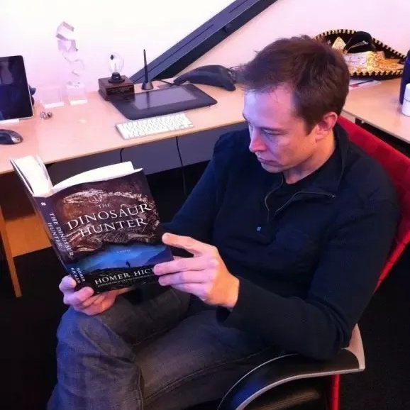 埃隆年少时最鲜明的特质，便是对阅读近乎痴迷的狂热。他似乎时刻手不释卷。弟弟金巴尔