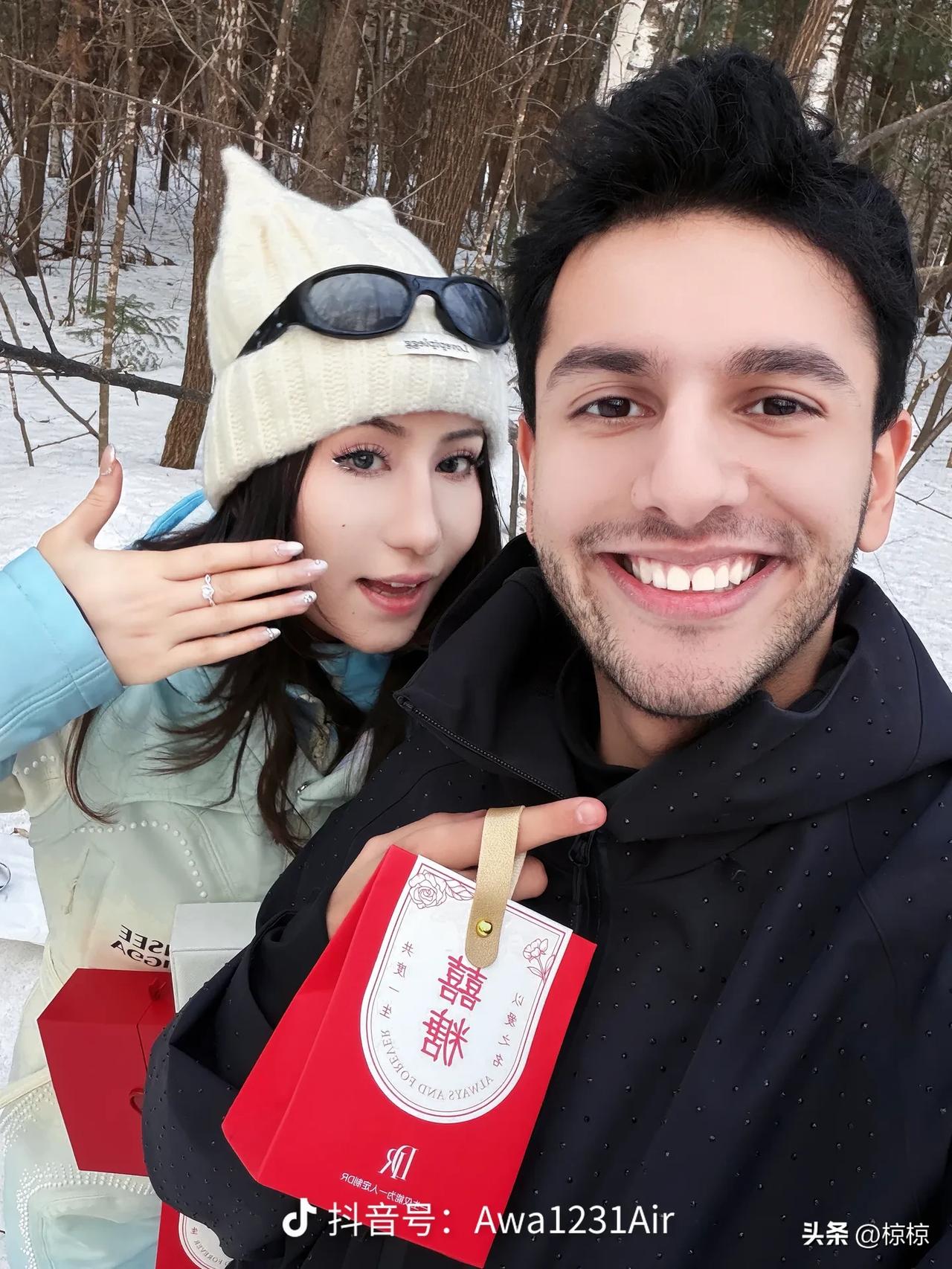 方浩明雪地中求婚。
一直有关注伊拉克裔中阿卫视记者方浩明的抖音账号，在美以对伊朗