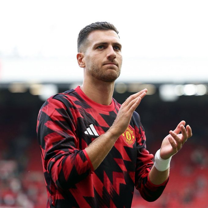 曼联官宣：达洛因生病缺席了球队去爱尔兰的训练，预计能够参加对阵利兹联的比赛 