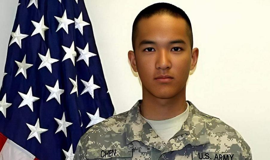 2011 年，19 岁的美国华裔陈宇晖不顾父母坚决反对，毅然放弃大学学业，穿上了