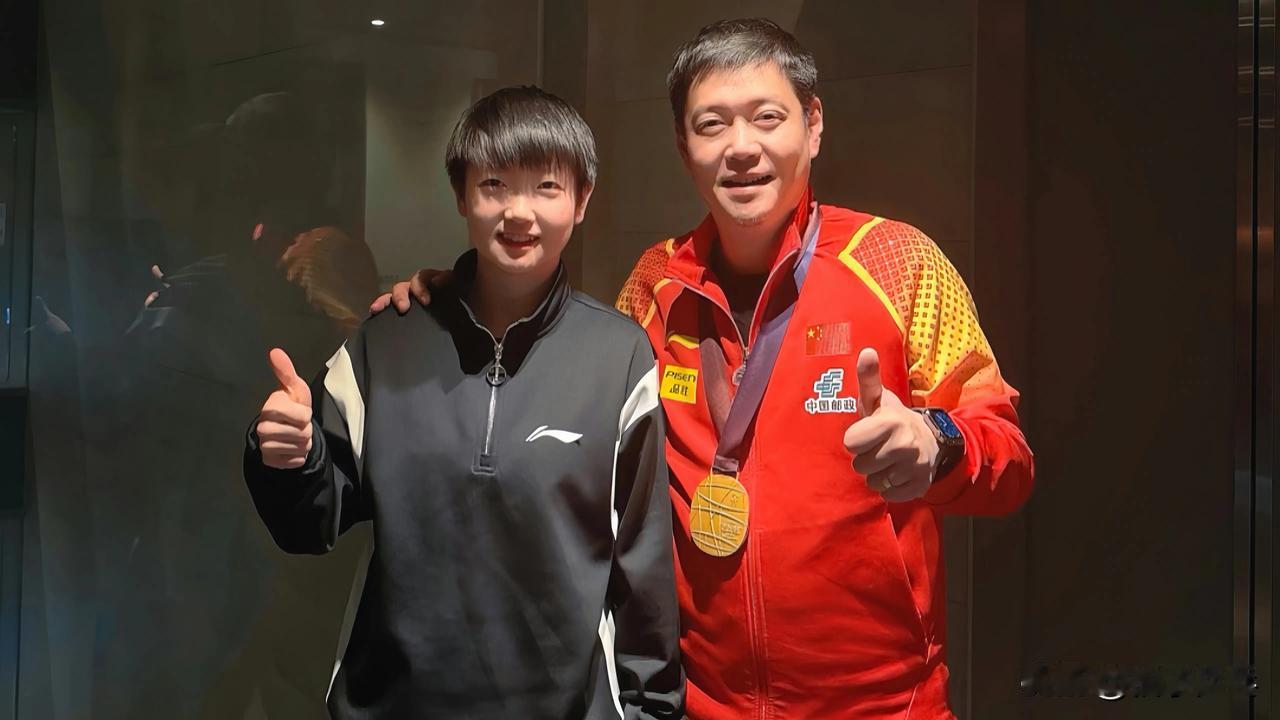 孙颖莎晒出合影
冠军离不开团队的付出，赛后莎莎的主管教练邱贻可、体能教练王翔挂上