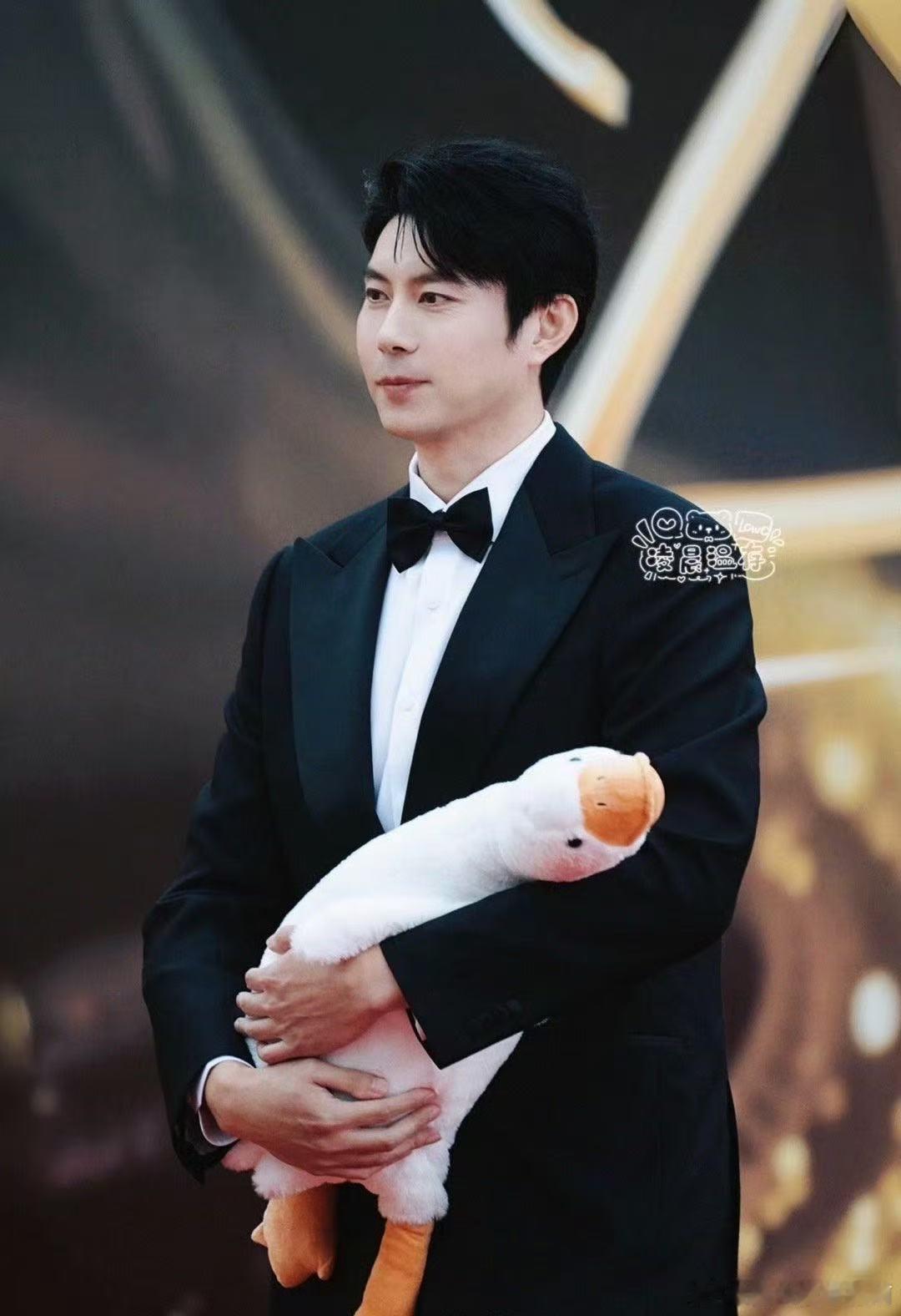 艾伦在内娱找到新赛道了艾伦这修仙新赛道算是被他玩明白了，大师服配大鹅，这是什么混