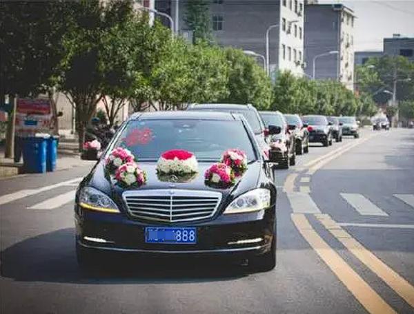 河南洛阳，新郎为了给新娘一个浪漫的婚礼，花了9500元，租了5辆婚车。可迎完亲后