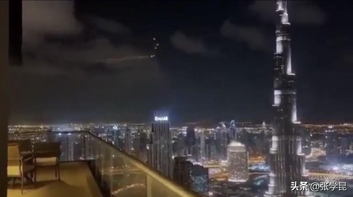 最新画面：伊朗导弹飞越阿联酋迪拜上空。背景中可以看到世界第一高楼哈利法塔。
