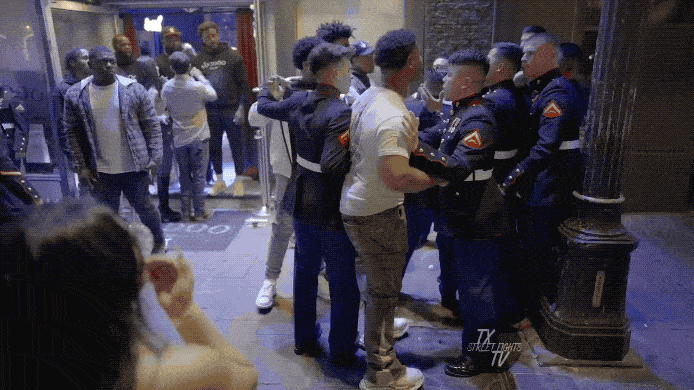求锤得锤：2名美国黑人男子挑衅一群美军陆战队士兵，最后被胖揍！近日有网民在美国得