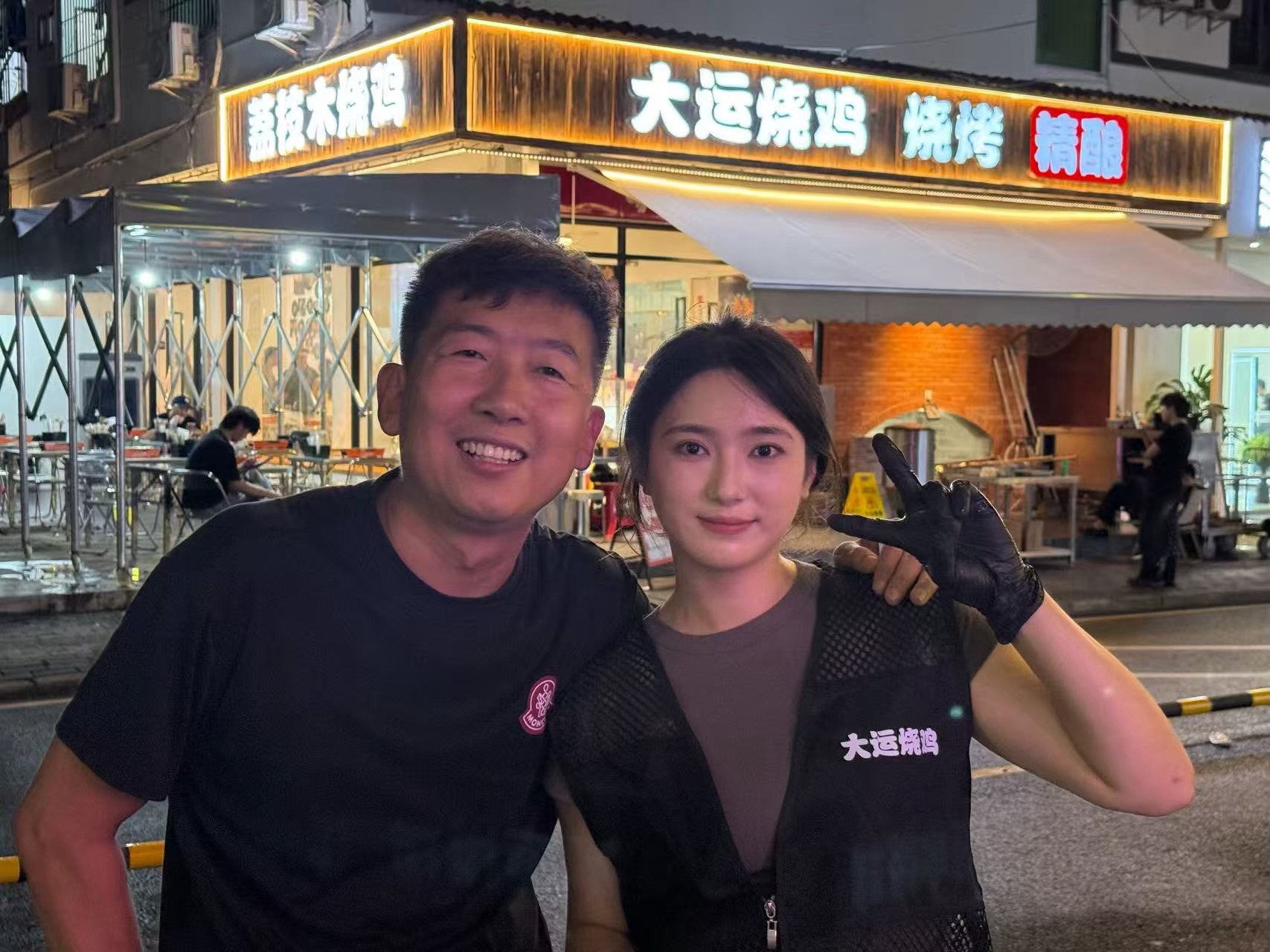 终于见到了我心心念的，愿望达成！大运烧鸡的代言人是秋晨，但真正在考核我们烧鸡品质