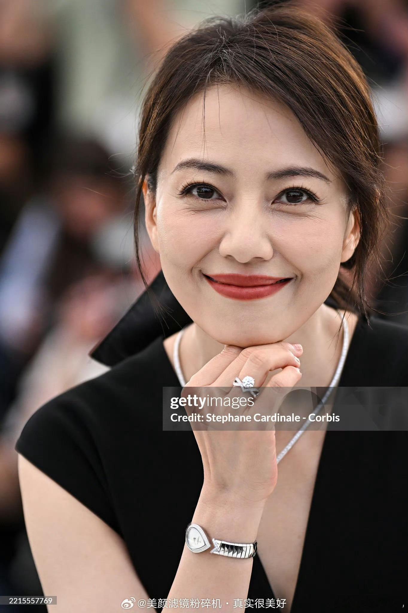 眼角纹好吓人，才50来岁吧？明星难道保养一点效果没有？ ​​​