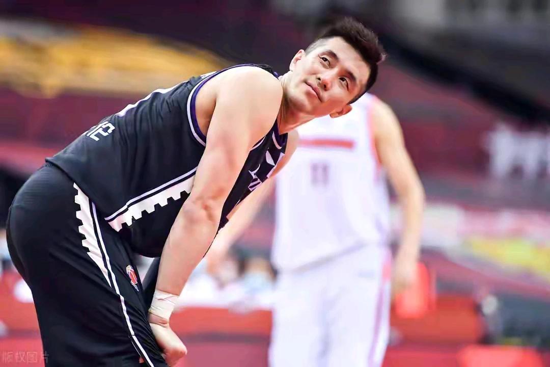 广东男篮不依靠外援，依然战胜辽宁男篮，这就是冠军的底蕴了。
第一，广东男篮三外援