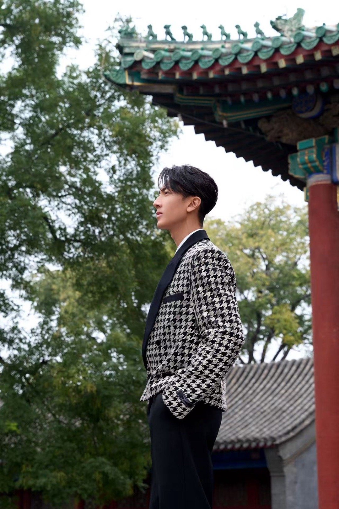吴尊这么难替代吗 吴尊的帅是有故事的，每一个眼神、每一个表情都带着经历和沉淀，这