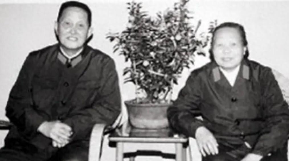 1960年洪学智夫妇离京时，张文被劝与其断绝联系，张文坚定回应：他是我们的上将！