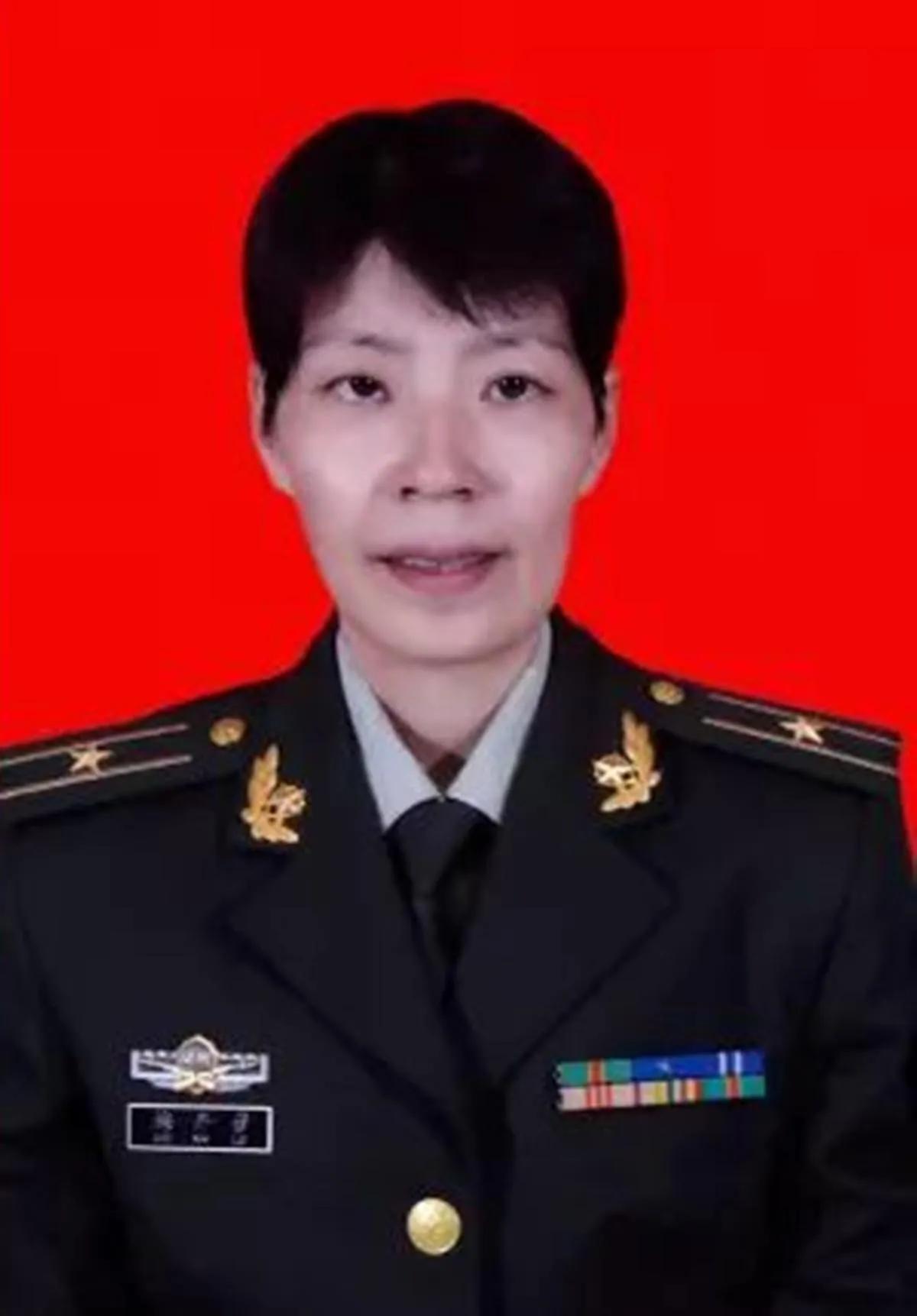 1992年10月，一武警战士独自押送4名不法分子归队。突然，一个歹徒冲上来抱住武