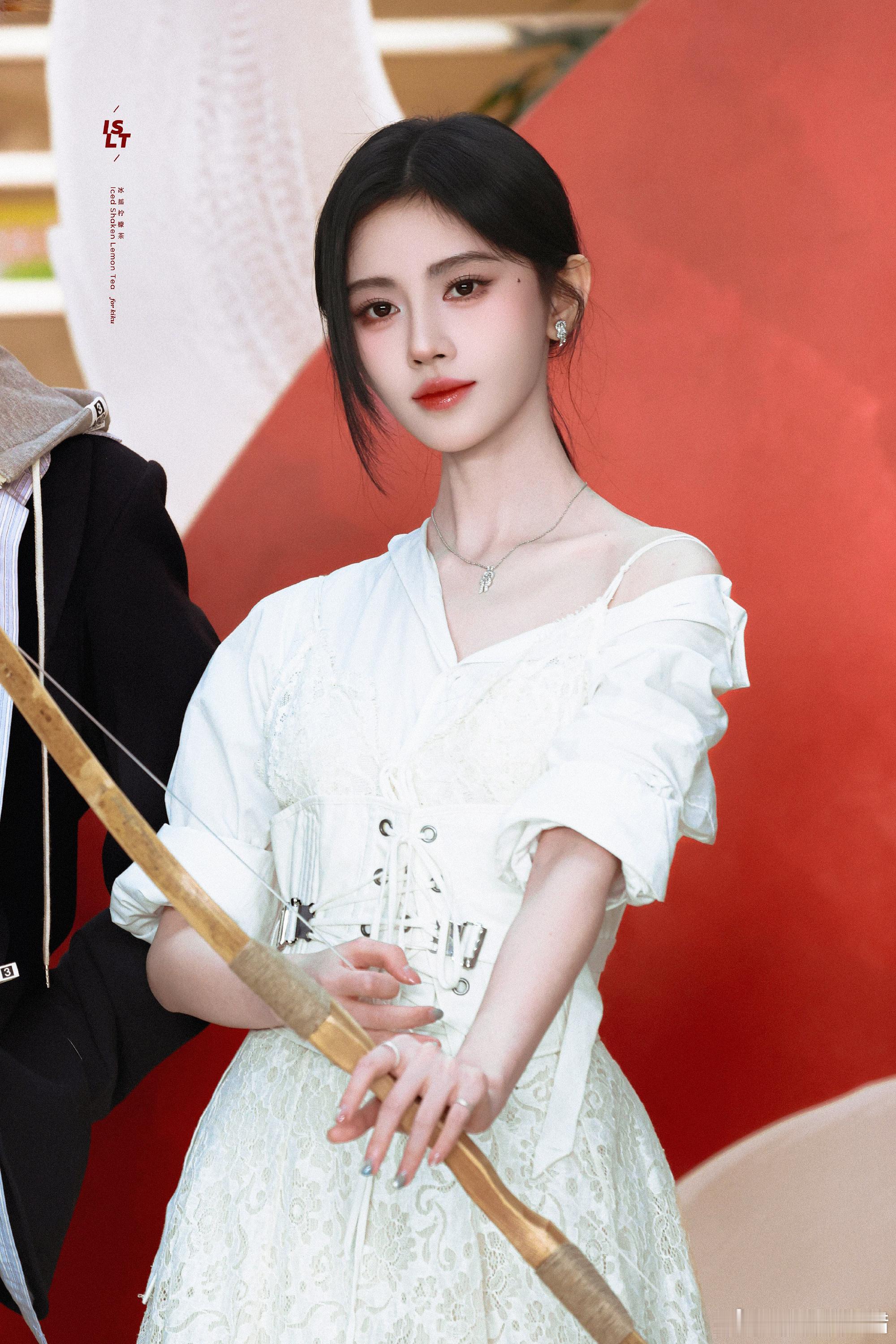 鞠婧祎  jjy 鞠婧祎露芜衣 jjy鞠婧祎月鳞绮纪 "月色朦胧如皎珠 春风烟雨
