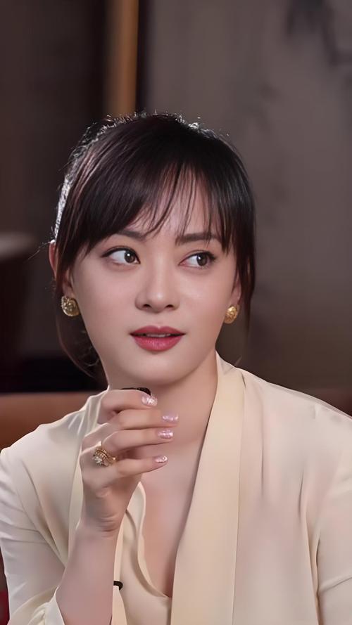 孙俪近日透露，因长期外出拍戏，儿女常会产生分离焦虑。为安抚孩子情绪，她贴心手绘专