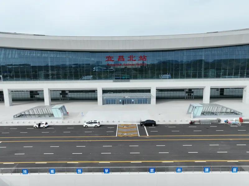 资源错配，高铁本是为便利群众出行而设！北站竟建得比机场还偏远，这究竟是便利了谁？