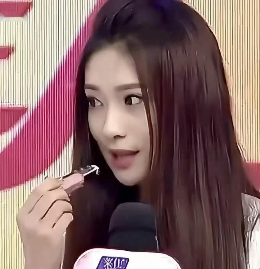 10年前的孟子义网友扒出10年前的孟子义上地方台的样子，那个时候的孟子义粉粉嫩嫩