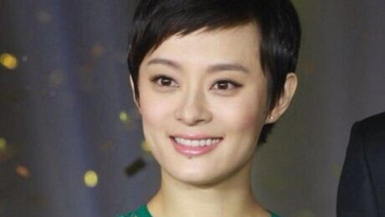 你知道吗？孙俪新剧杀青照刚放出，眼尖的网友就发现她下巴上那颗标志性的痣居然不见了