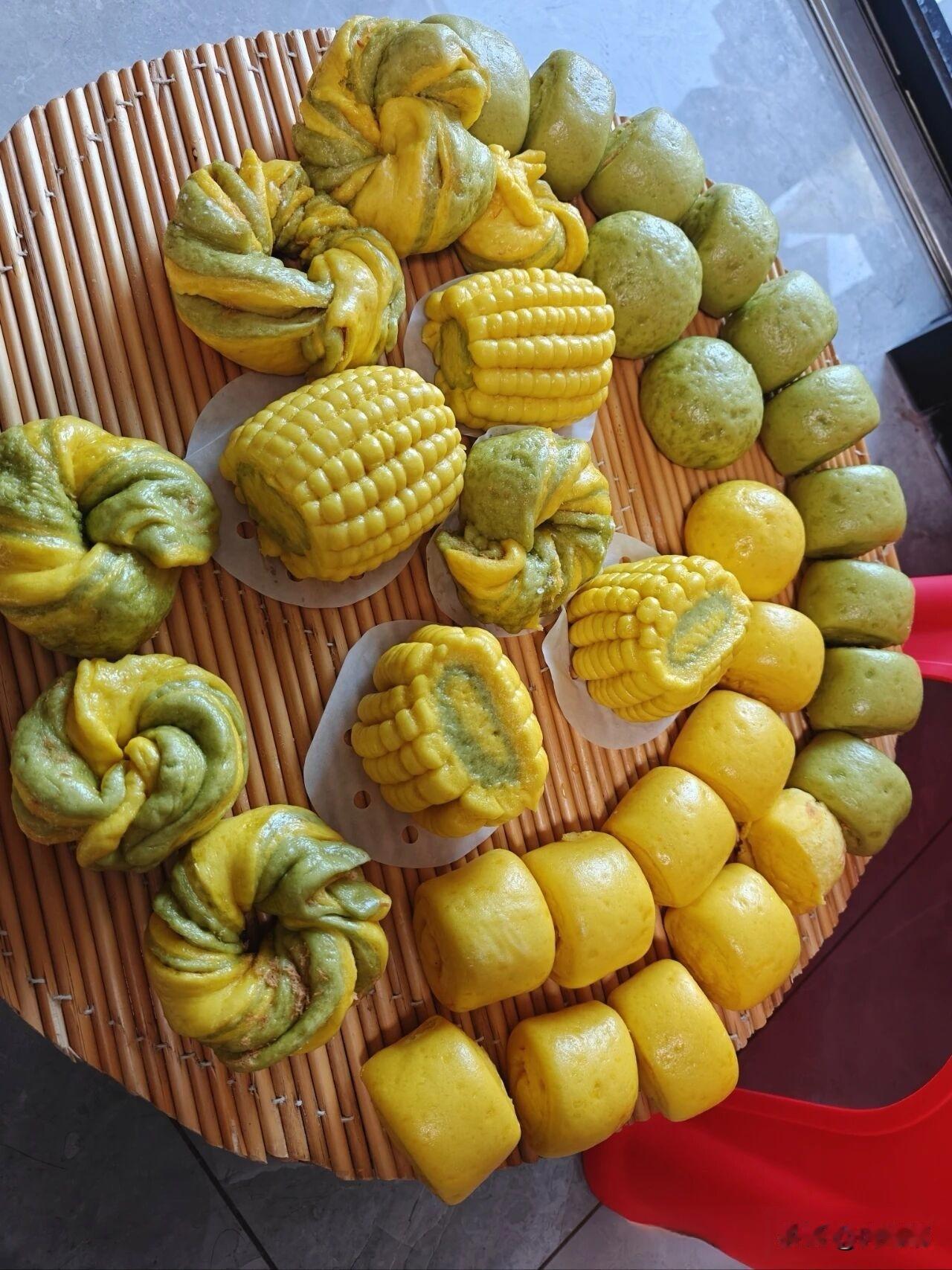 注意看，排联上面都是面食，那个并不是真正的玉米。若非亲眼所见，我也是不敢相信，那