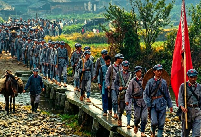 三个烧饼，一张包烧饼的旧报纸，改写了中国革命的命运。1935年9月，红军刚从死人