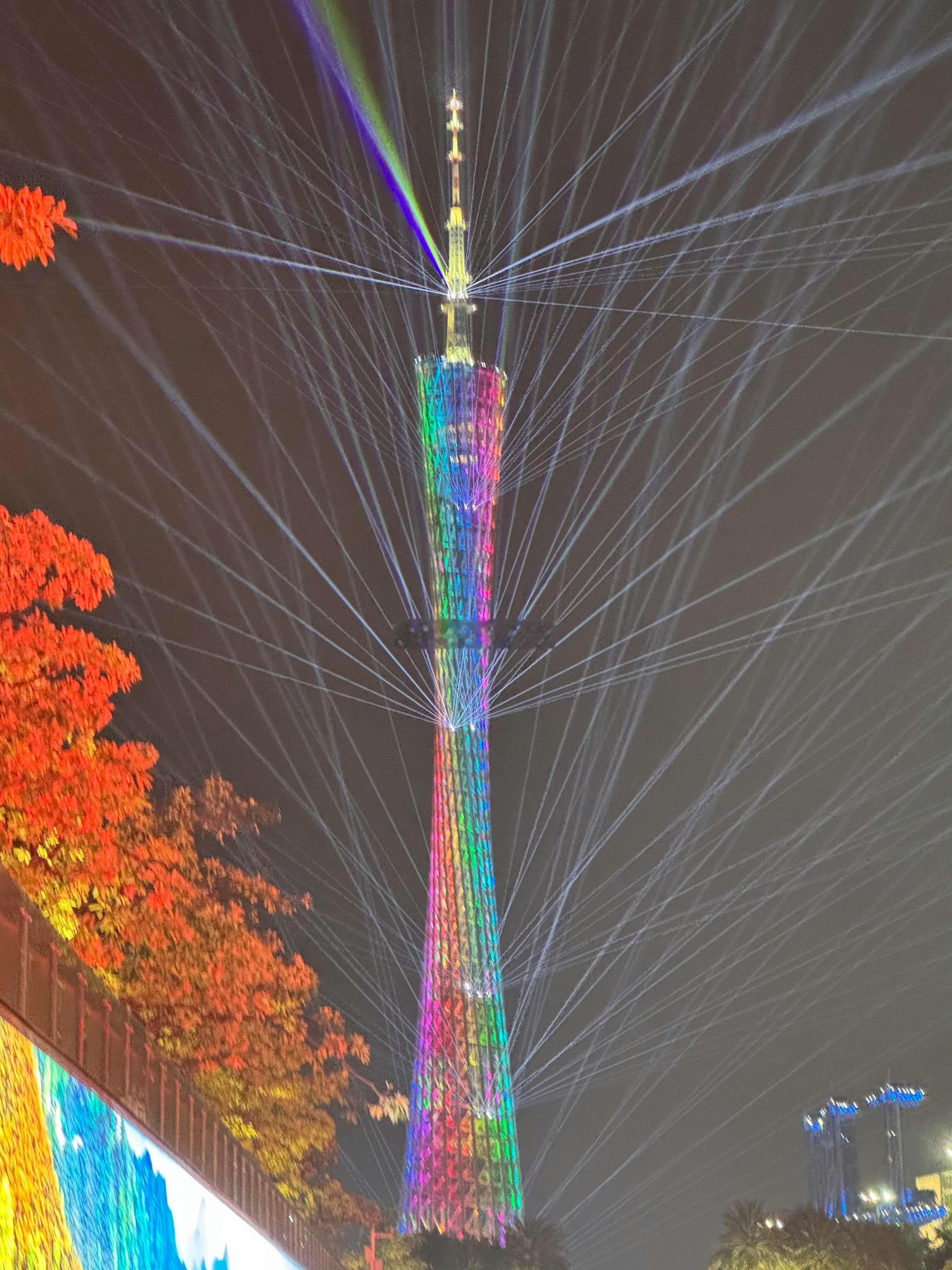 广州小蛮腰开启防御塔模式真发癫了[允悲]这个Hi Young果然不简单，够不够看