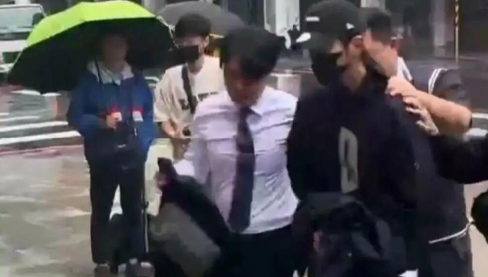 贾静雯一觉醒来天塌了，

老公修杰楷突然被抓走了。

2025年10月21号，台