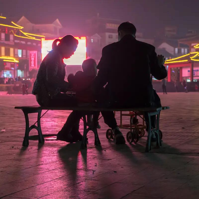 女儿考上银行，父亲转身抹泪！饭桌这幕，戳中千万打工人的软肋
 
家人们，这两天一