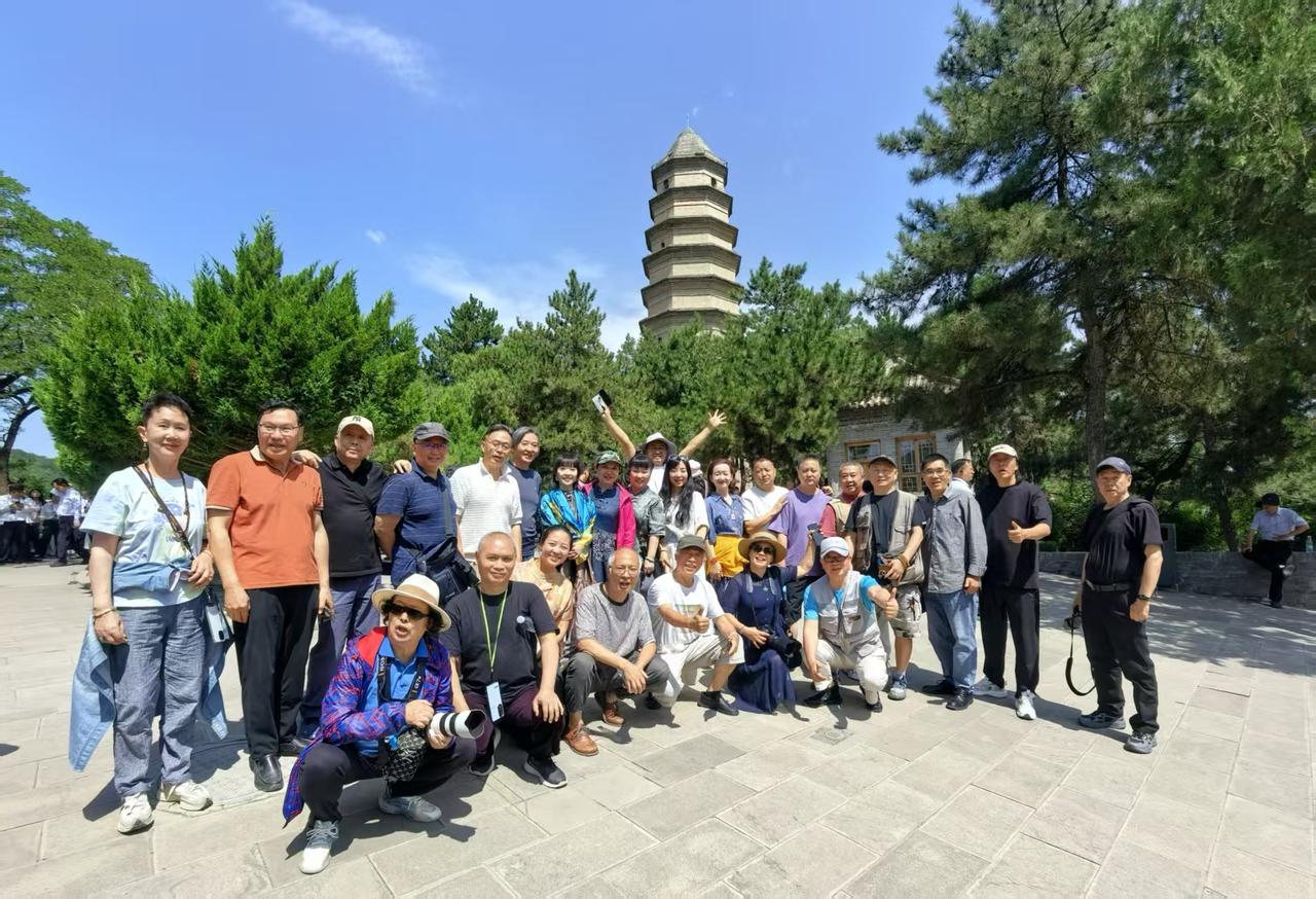 庆七一，成都市蜀都书画院组织多名书画家走进革命圣地延安学习采风。
图文原创：杨西