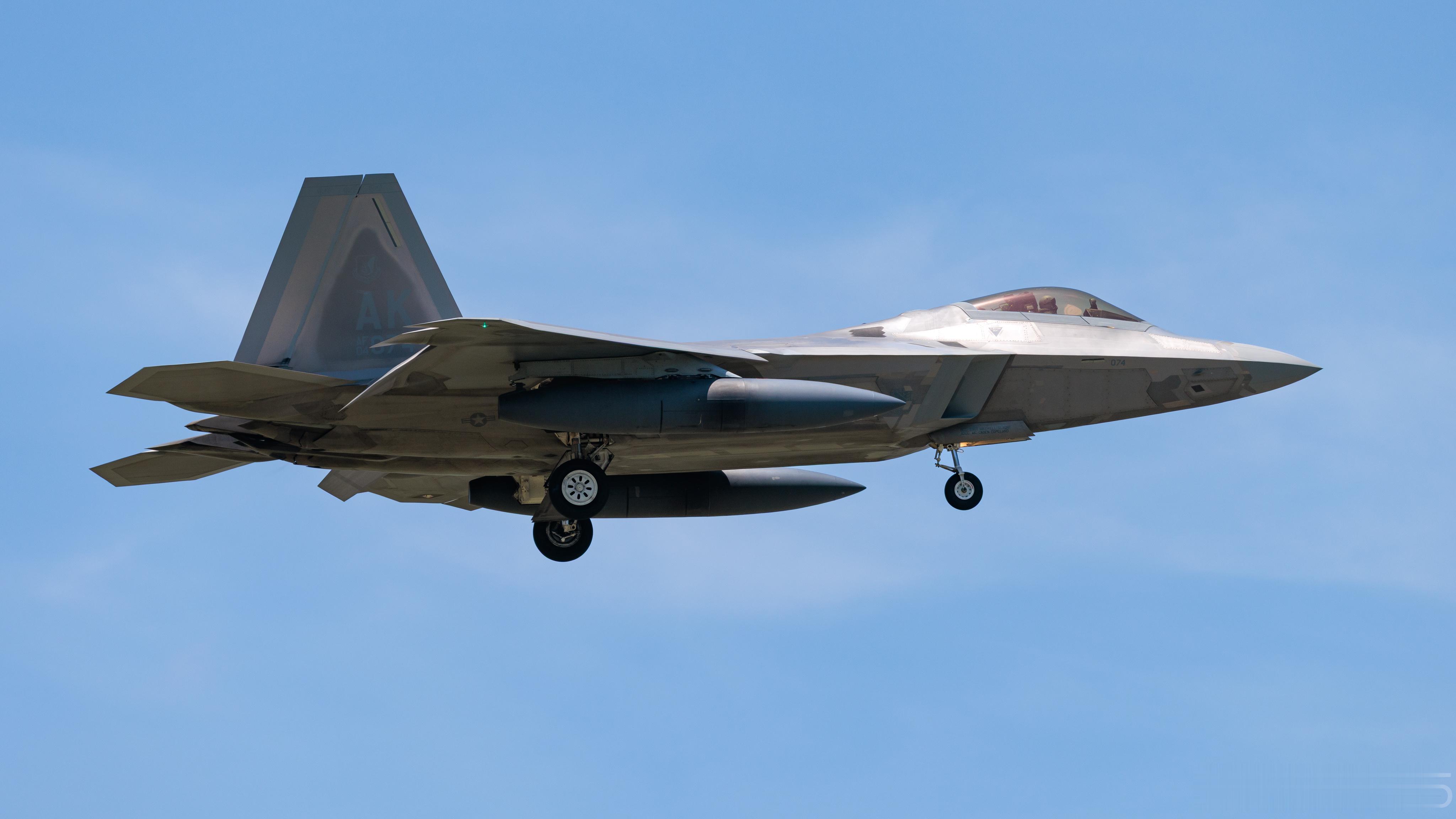 昨天将6架阿拉斯加F-22A"猛禽"转移到日本嘉手纳空军基地后，执行支援任务的同
