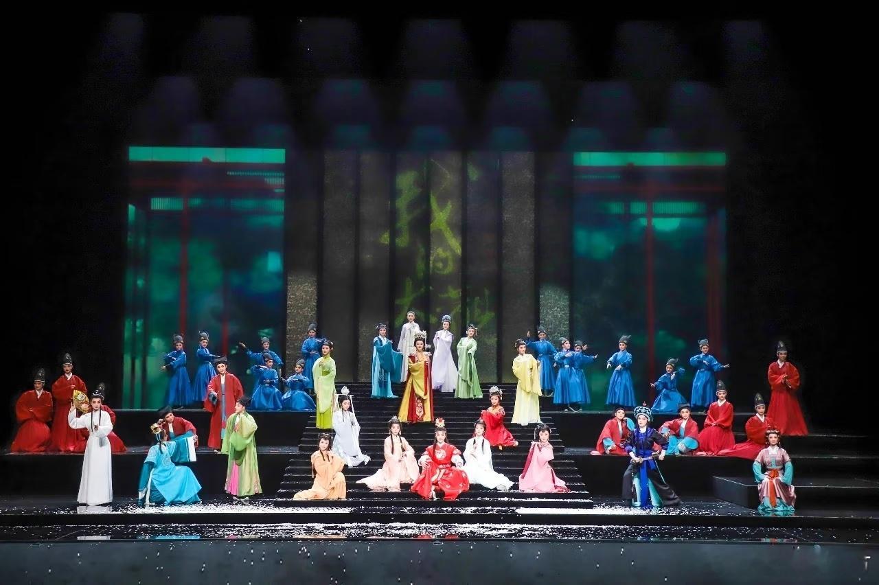 陈丽君亮相越剧春晚浙江卫视越剧春晚 在这个特别的夜晚，陈丽君通过对角色的深入理解