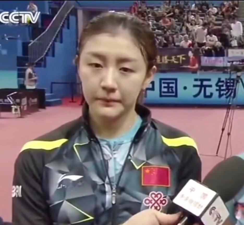 下次咱就把漂亮得发际线，流畅得脸型全漏出来就会很好看了姐姐，因为你本来就很美。相