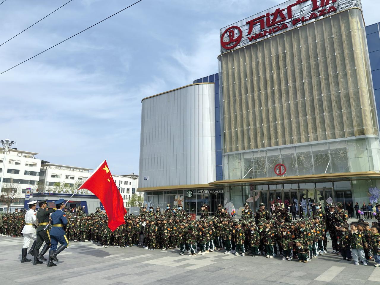 卓爱幼儿园国防军事主题运动会
国防主题运动会真有创意！孩子们身着迷彩勇敢闯关，既