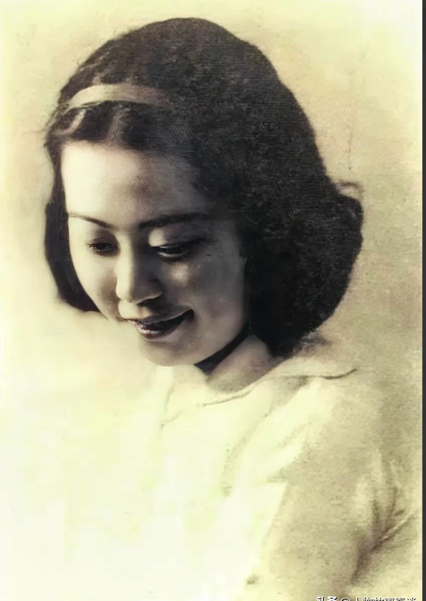 1946年，因会议机密被泄露，蒋介石大怒，让秘书长彻查此事，沈安娜得知后，主动去