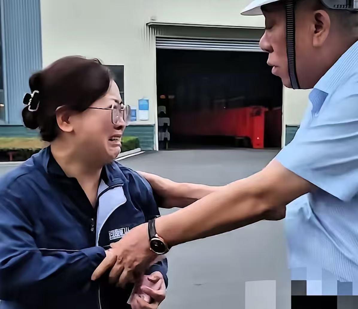 河南长垣，女员工中秋节主动加班，被老板撞见了。但老板不仅没夸她敬业，反而大发雷霆