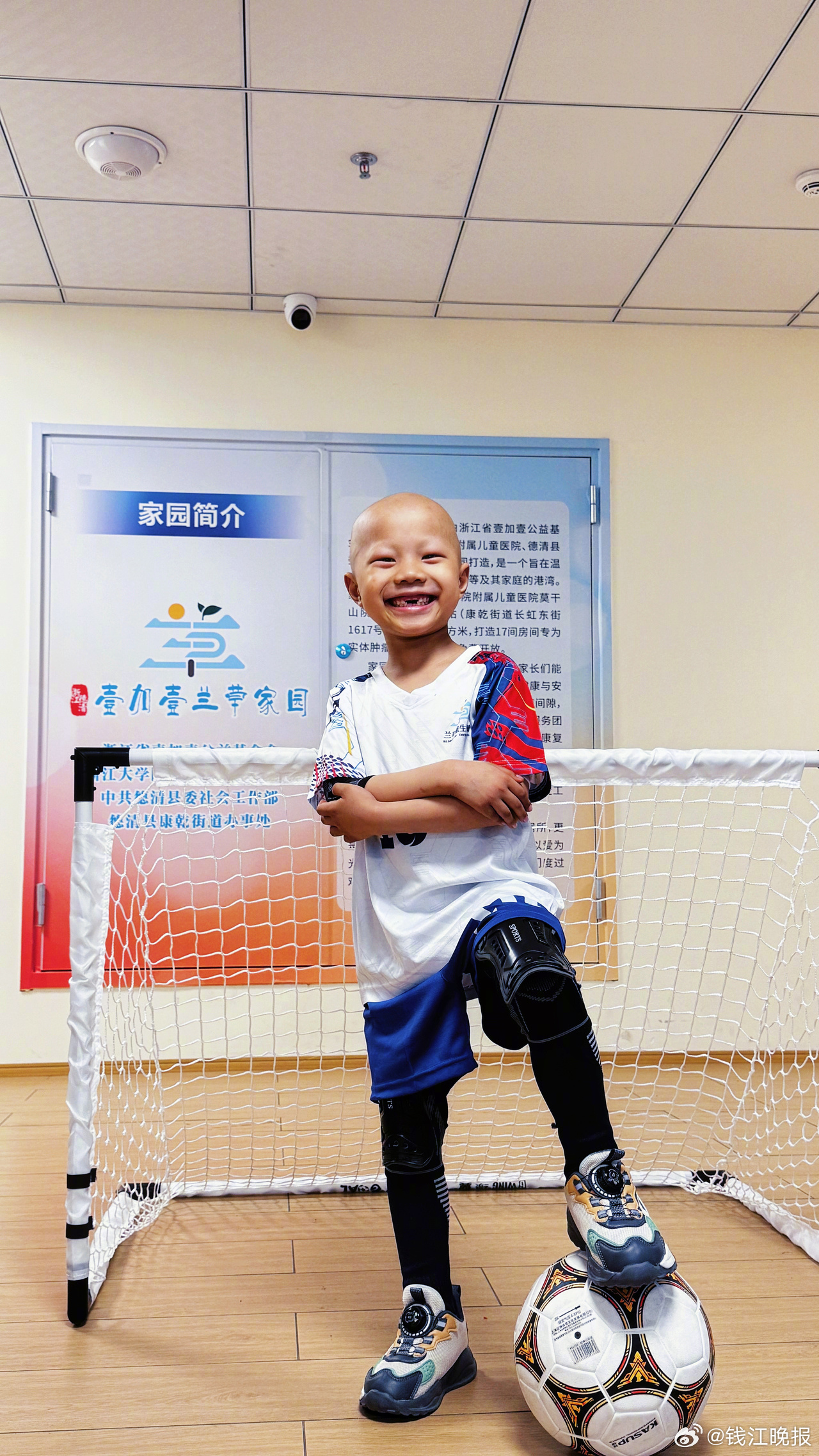 【#6岁娃的心愿是战胜癌症去踢吴越杯#  加油！】2026年“吴越杯”火热开赛，