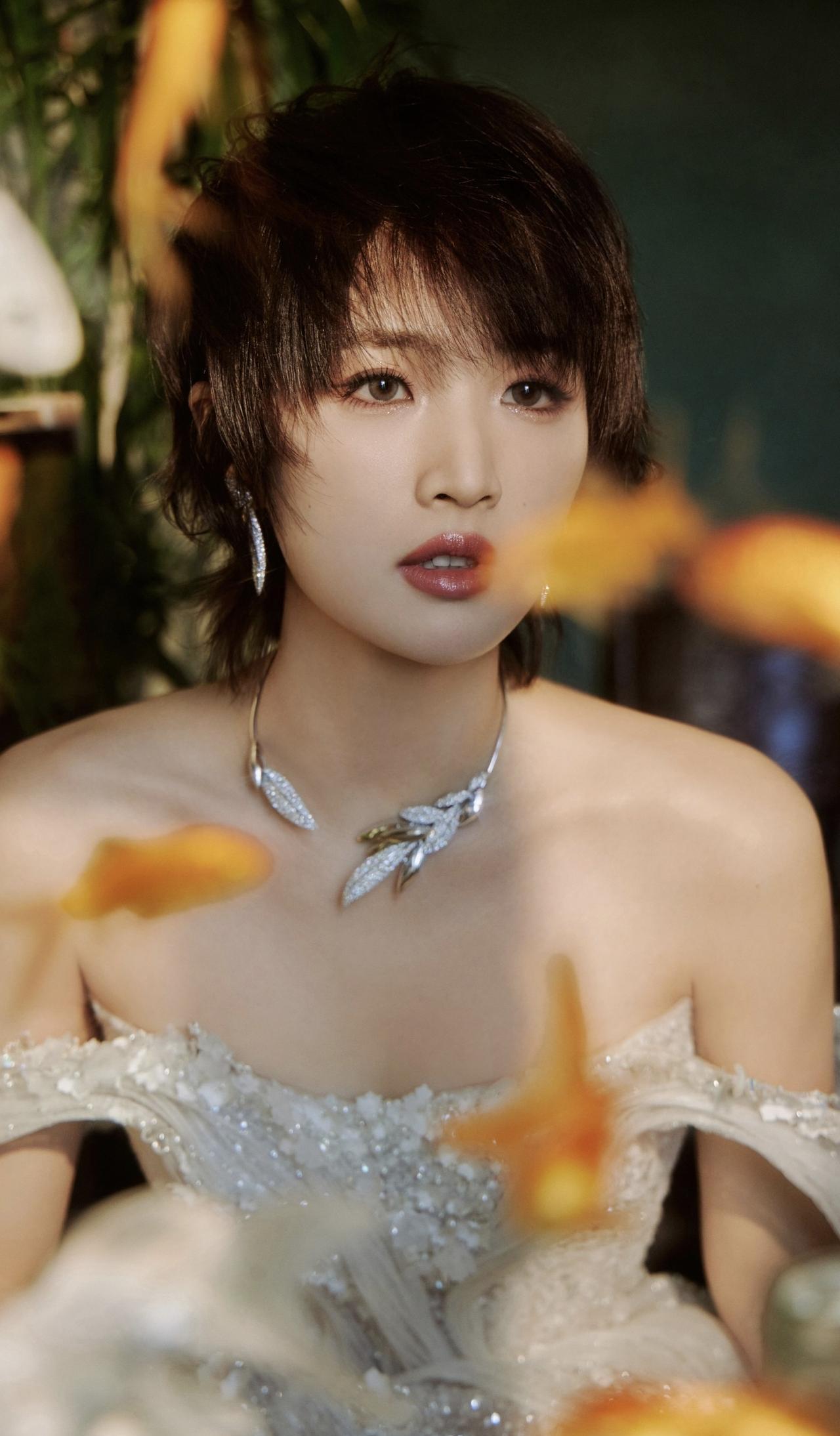 凌晨三点，华为二公主在后厨刷锅。
这不是摆拍。
节目里，她连续站了12个小时，自