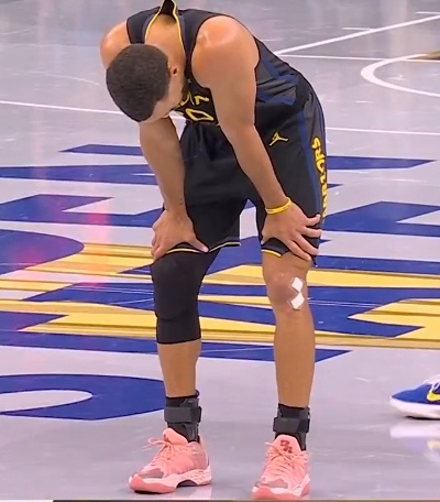 库里很明显的状态不对 左膝盖受伤了 走路都不利索 