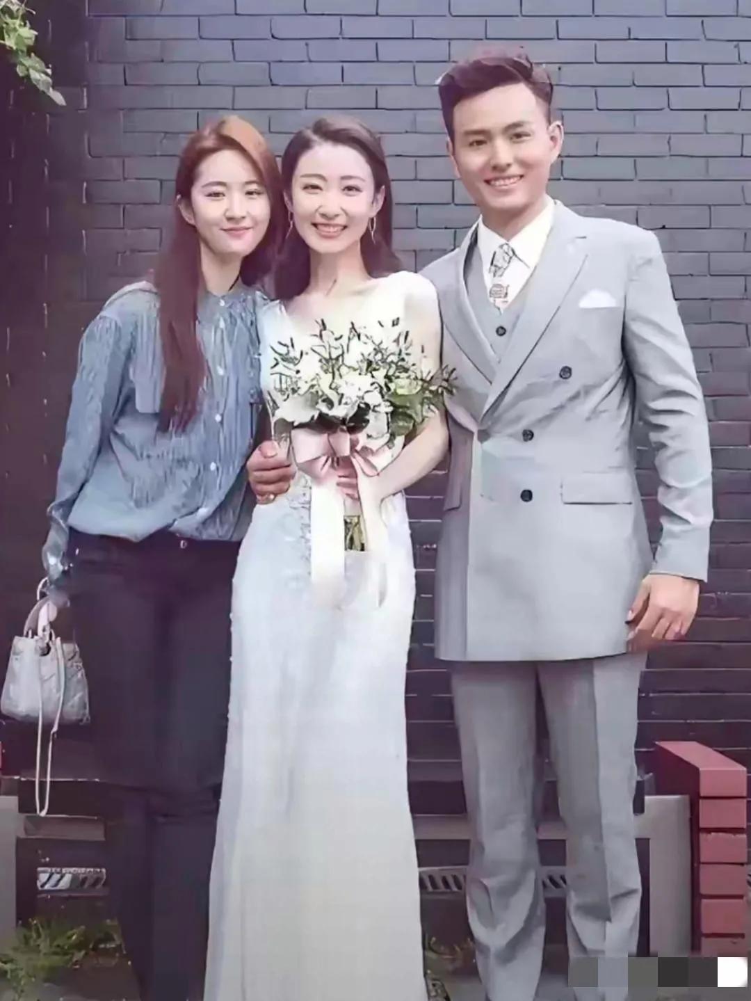 哇塞，这位新娘长腿蜂腰，轻骨柔姿，眉眼如画，丰标不凡，清约独韵哈，这颜值得甩刘亦