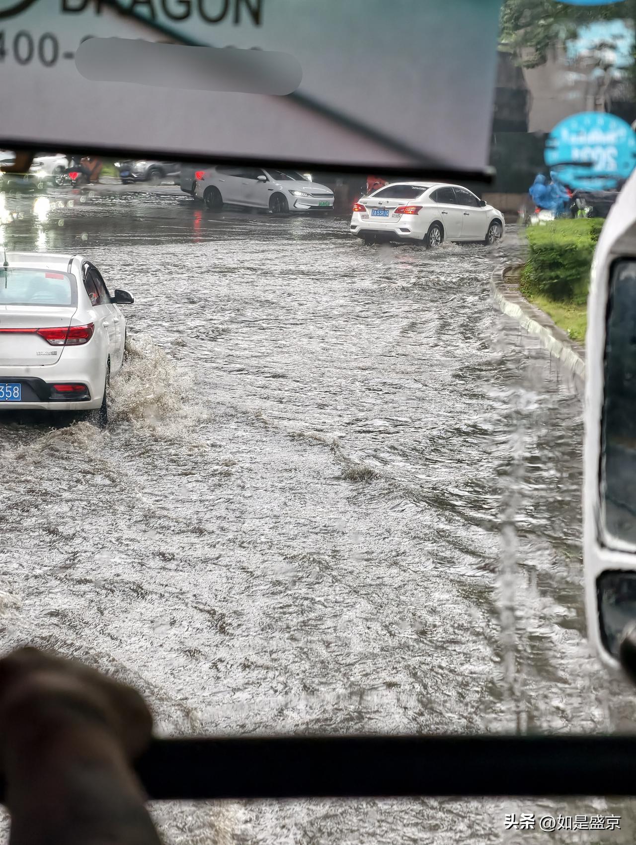 暴雨突袭沈阳！两处路段积水严重，有车辆涉水抛锚…
 
本轮持续强降雨席卷沈阳，大